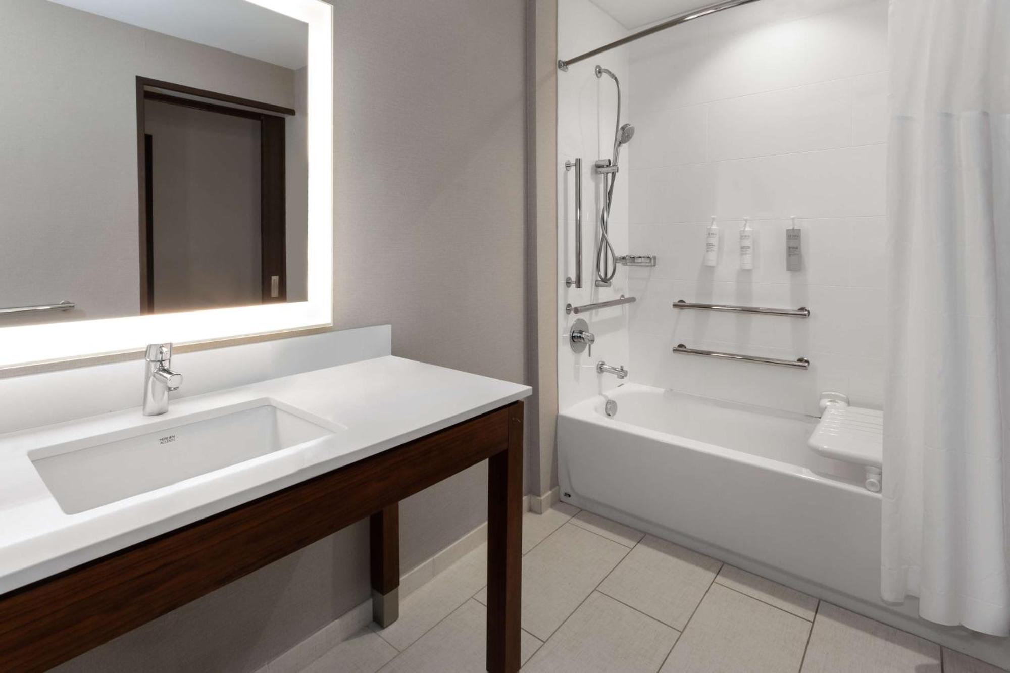 Hampton Inn By Hilton Nashville Airport Century Place Екстер'єр фото