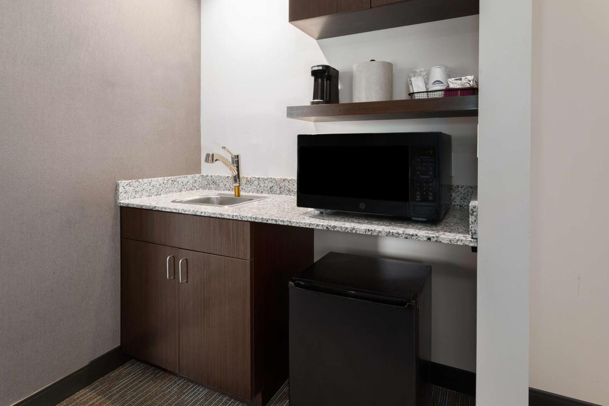 Hampton Inn By Hilton Nashville Airport Century Place Екстер'єр фото